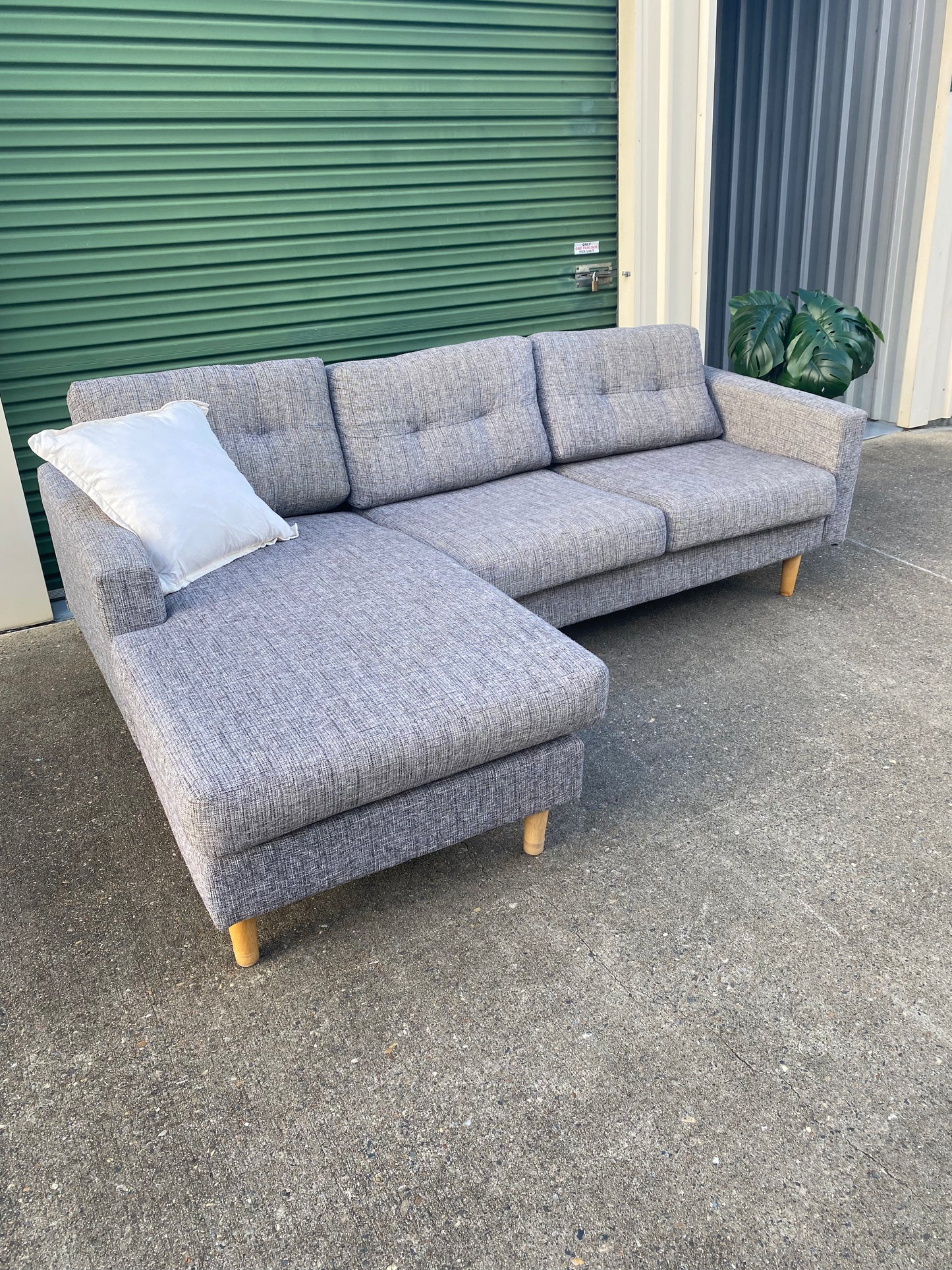 Pre-Loved Fantastic Furniture L Seater w/Reversible Chaise *Grey*