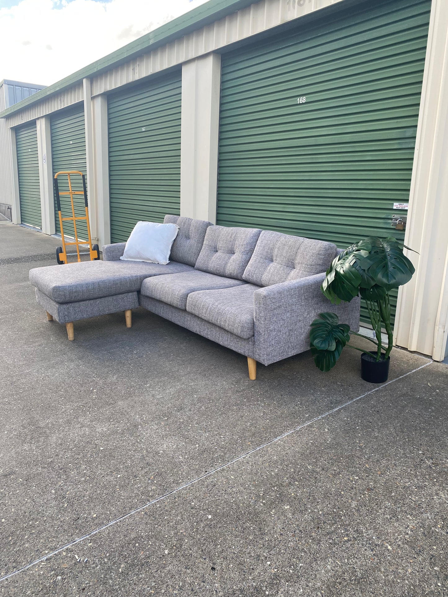 Pre-Loved Fantastic Furniture L Seater w/Reversible Chaise *Grey*