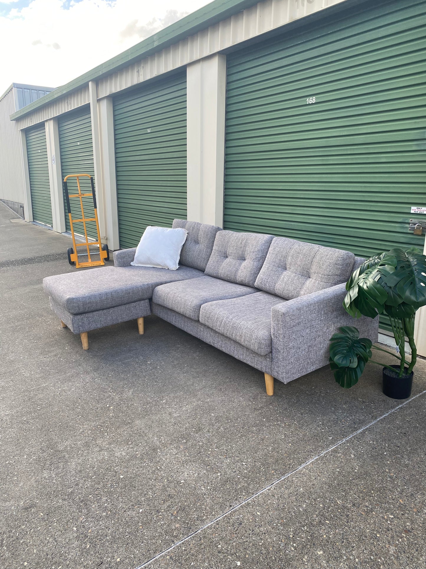 Pre-Loved Fantastic Furniture L Seater w/Reversible Chaise *Grey*