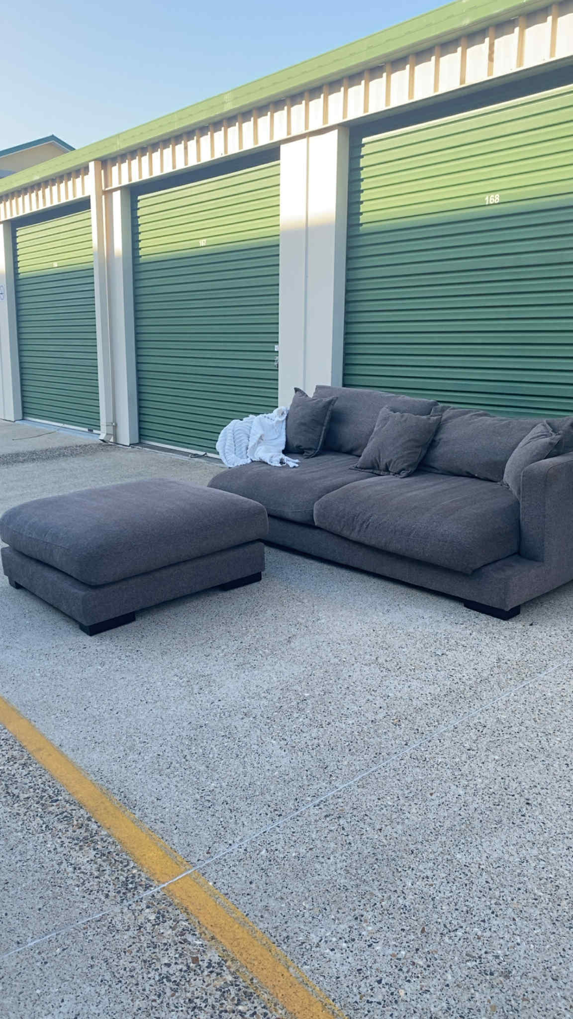 Deep Seated Lounge w/Ottoman *Brown*